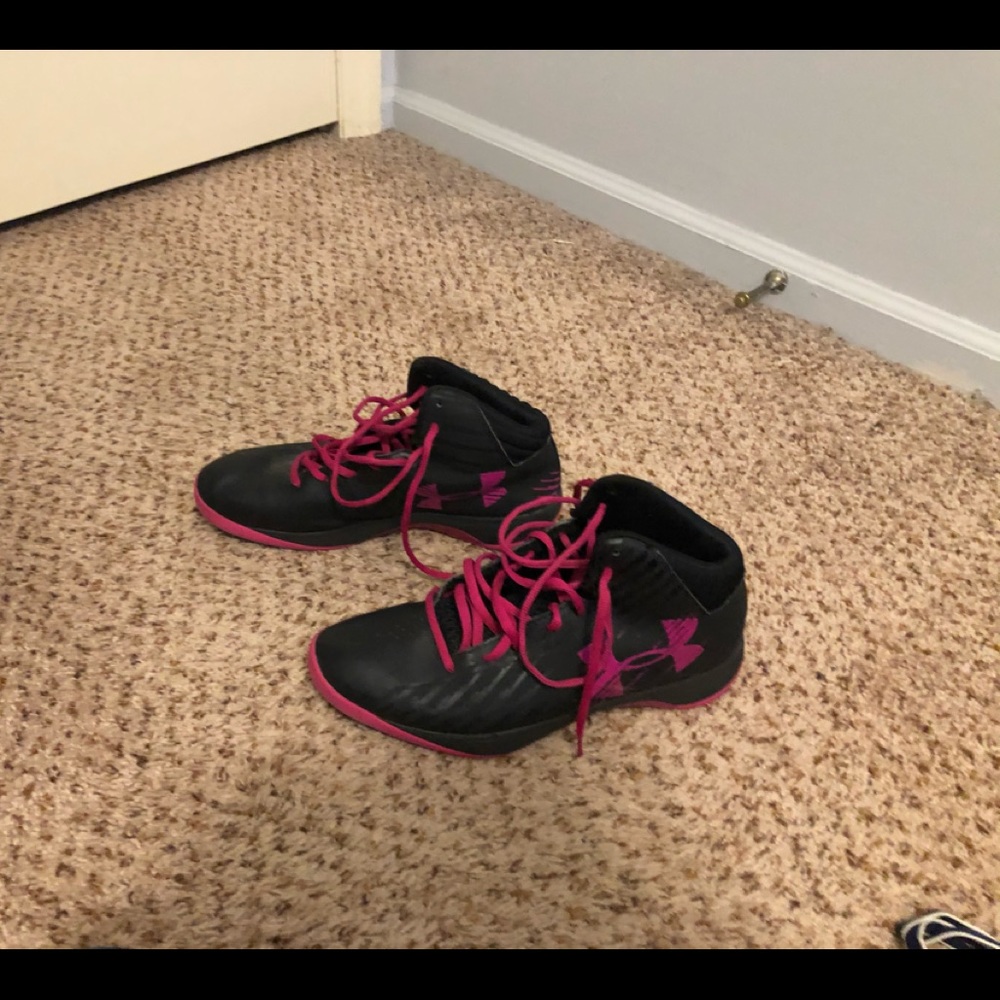 Basketball shoes